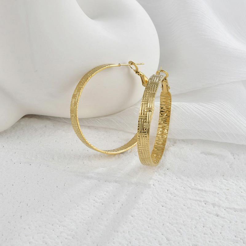 حلق ذهبي بتصميم دائري