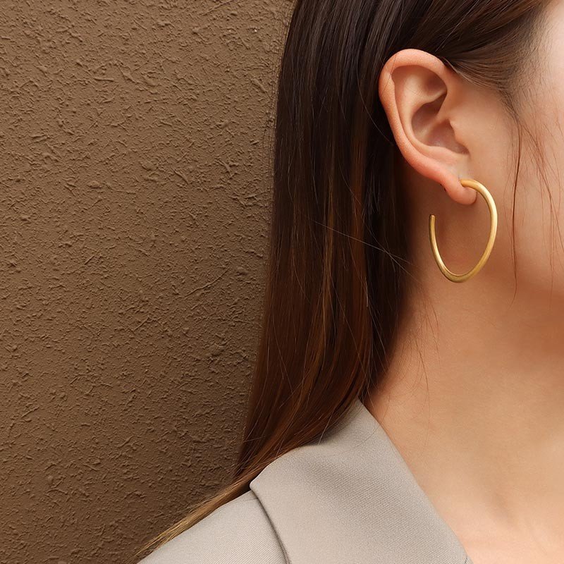 حلق ذهبي بتصميم دائري