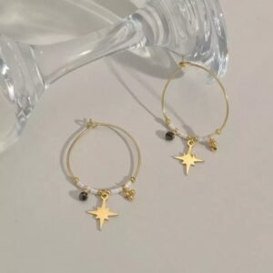 حلق ذهبي بتصميم دائري ونجوم