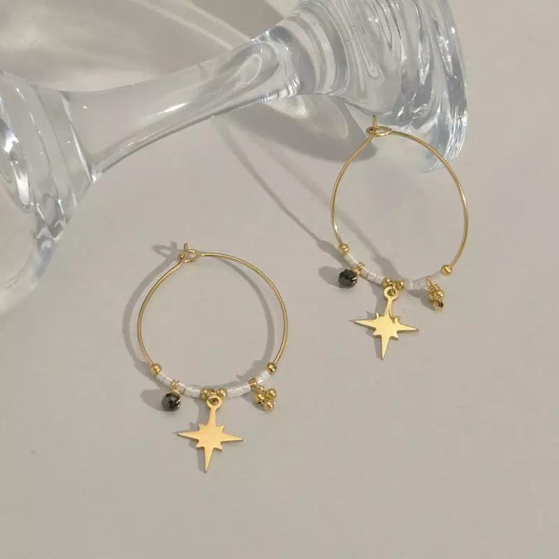 حلق ذهبي بتصميم دائري ونجوم