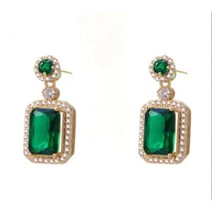 حلق ذهبي بتصميم زركون أخضر مستطيل