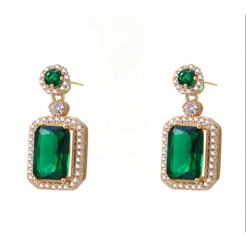 حلق ذهبي بتصميم زركون أخضر مستطيل