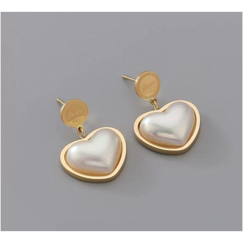 حلق ذهبي بتصميم قلب أبيض