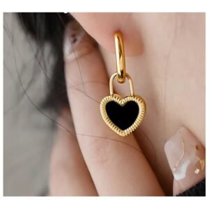 حلق ذهبي بتصميم قلب لون أبيض و أسود