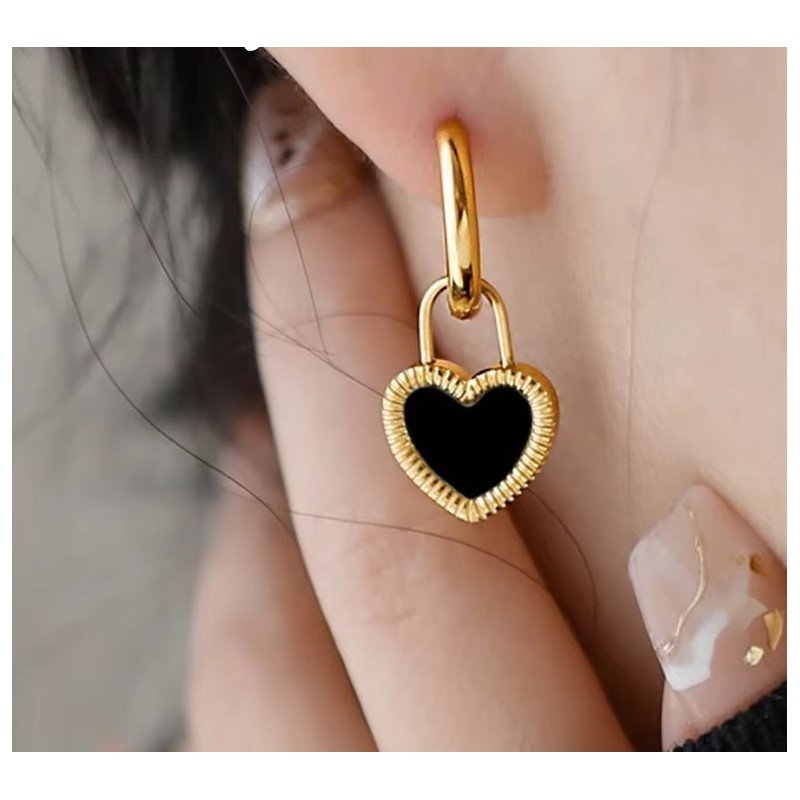 حلق ذهبي بتصميم قلب لون أبيض و أسود