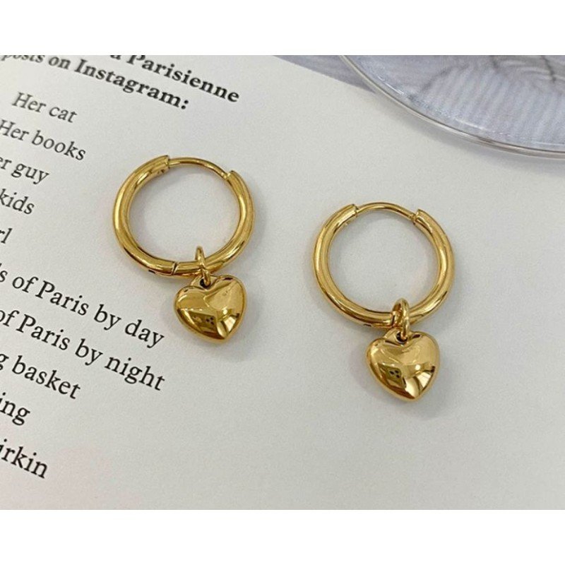 حلق ذهبي بتصميم قلب