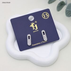 حلق شكل بيضاوي مع زركون لون فضي