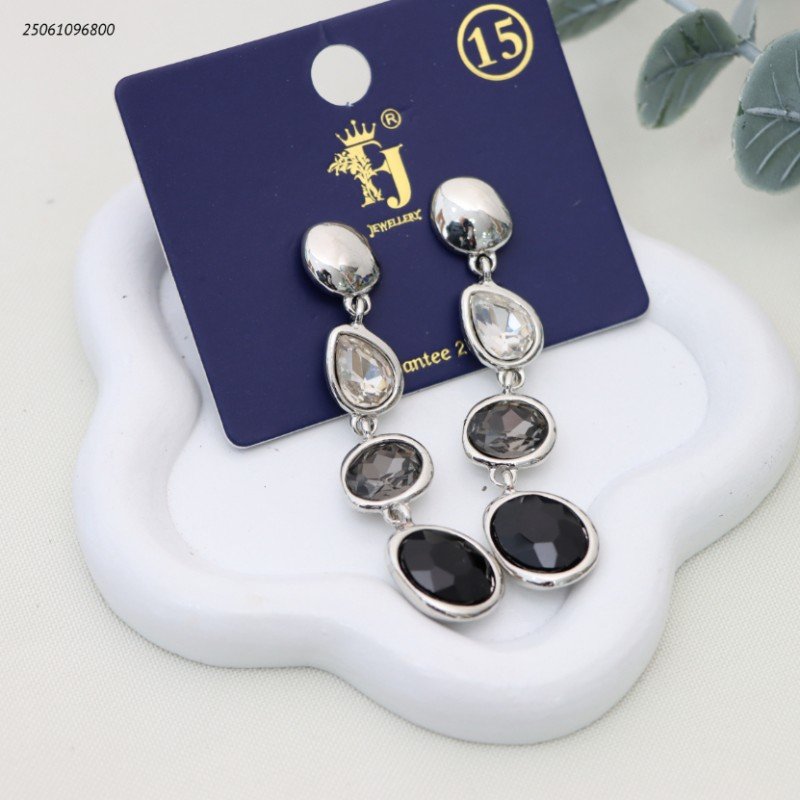 حلق شكل حجار مصفوفة متدليه لون فضي واسود