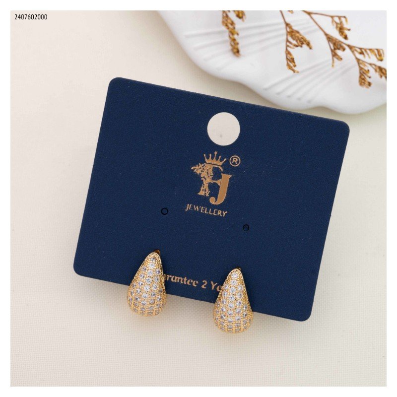 حلق شكل دمعة مع زركون لون ذهبي