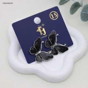 حلق شكل فراشة مجسمة لون فضي واسود