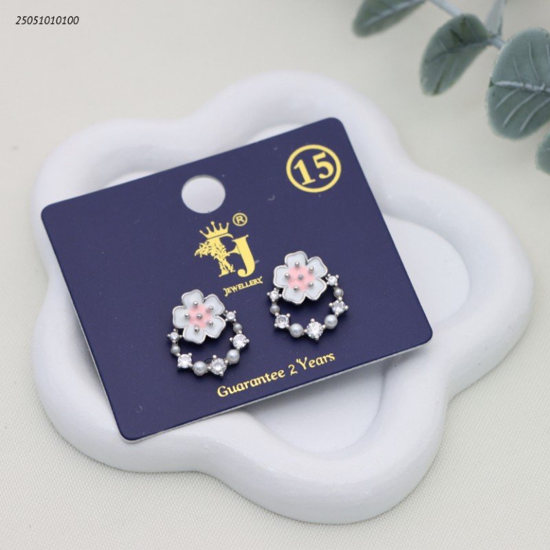 حلق على شكل وردة ملونة لون فضي وزهري