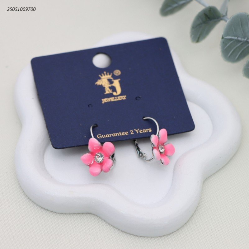 حلق على شكل وردة ملونة لون فضي وزهري