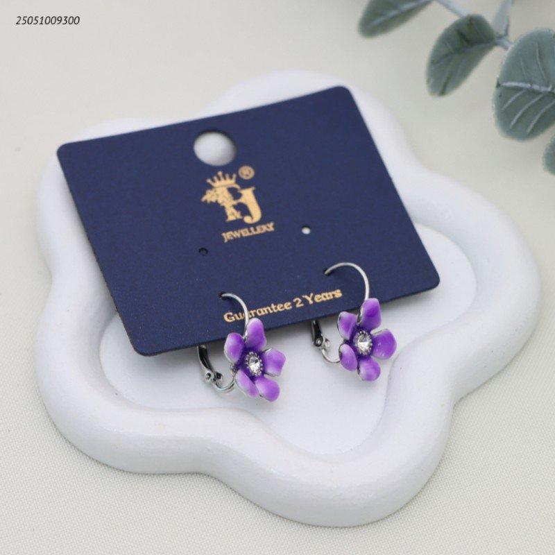 حلق على شكل وردة ملونة لون فضي