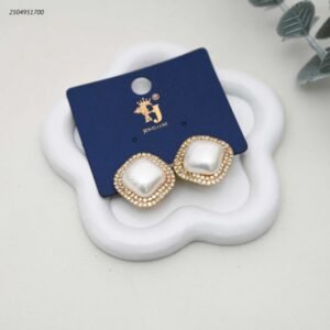 حلق على شكل وسادة من اللؤلؤ محاط بالزركون لون ذهبي