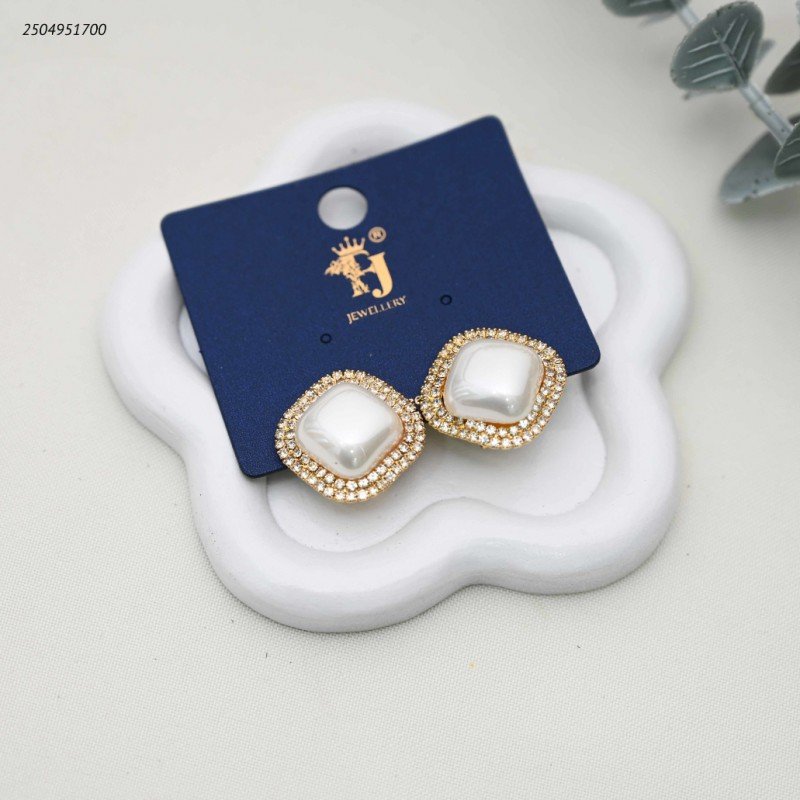 حلق على شكل وسادة من اللؤلؤ محاط بالزركون لون ذهبي