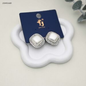 حلق على شكل وسادة من اللؤلؤ محاط بالزركون لون فضي