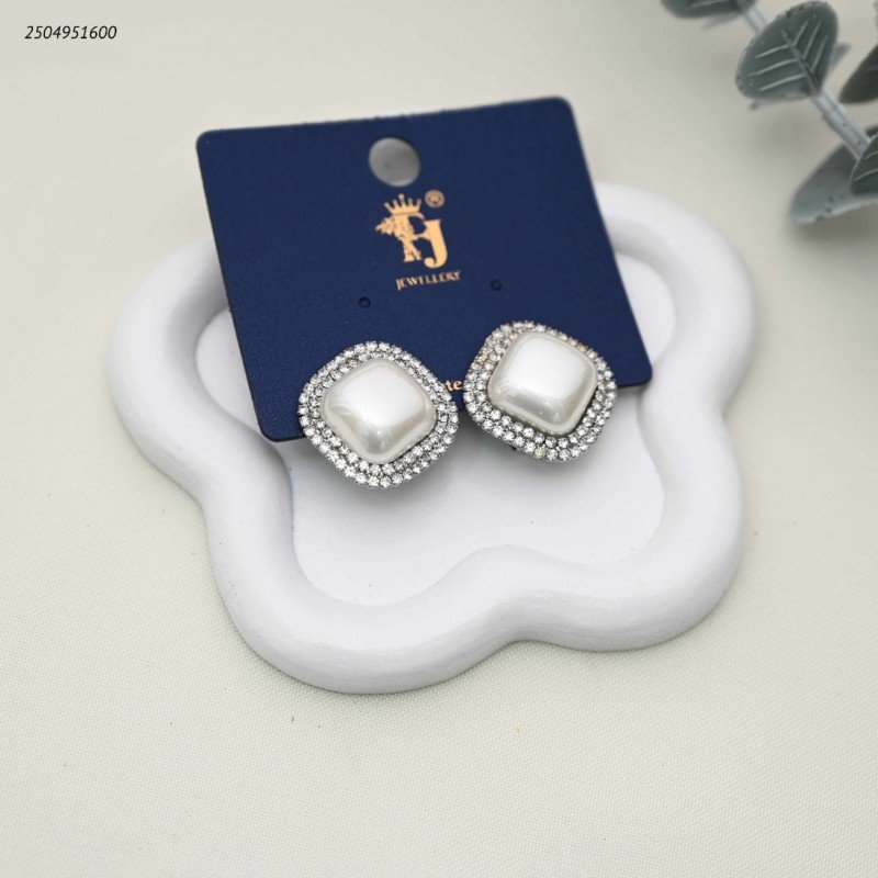 حلق على شكل وسادة من اللؤلؤ محاط بالزركون لون فضي