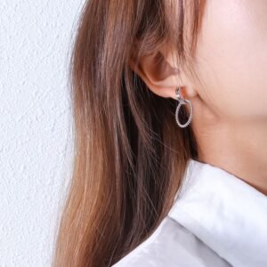 حلق فضي بتصميم دائري