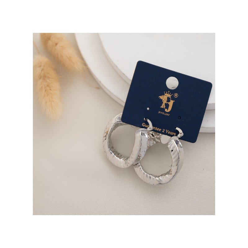 حلق فضي بتصميم دائري