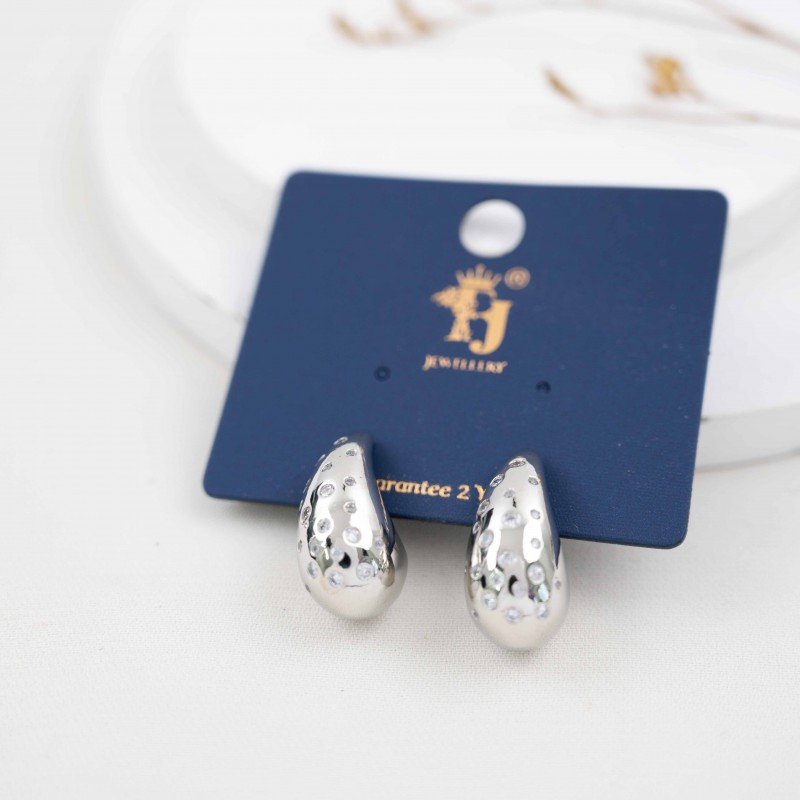 حلق فضي بتصميم دمعة مع زركون أبيض حجم وسط