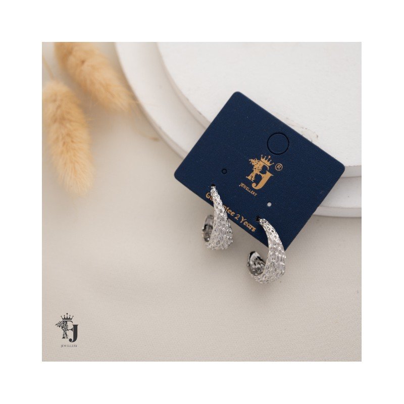 حلق فضي بتصميم هلال