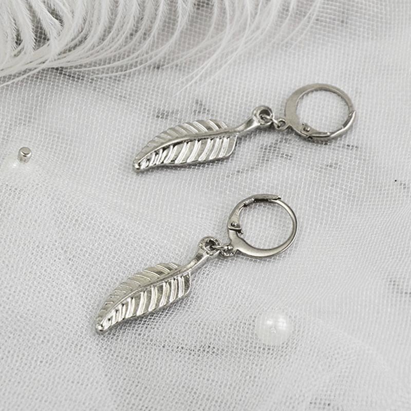 حلق فضي بتصميم ورقة