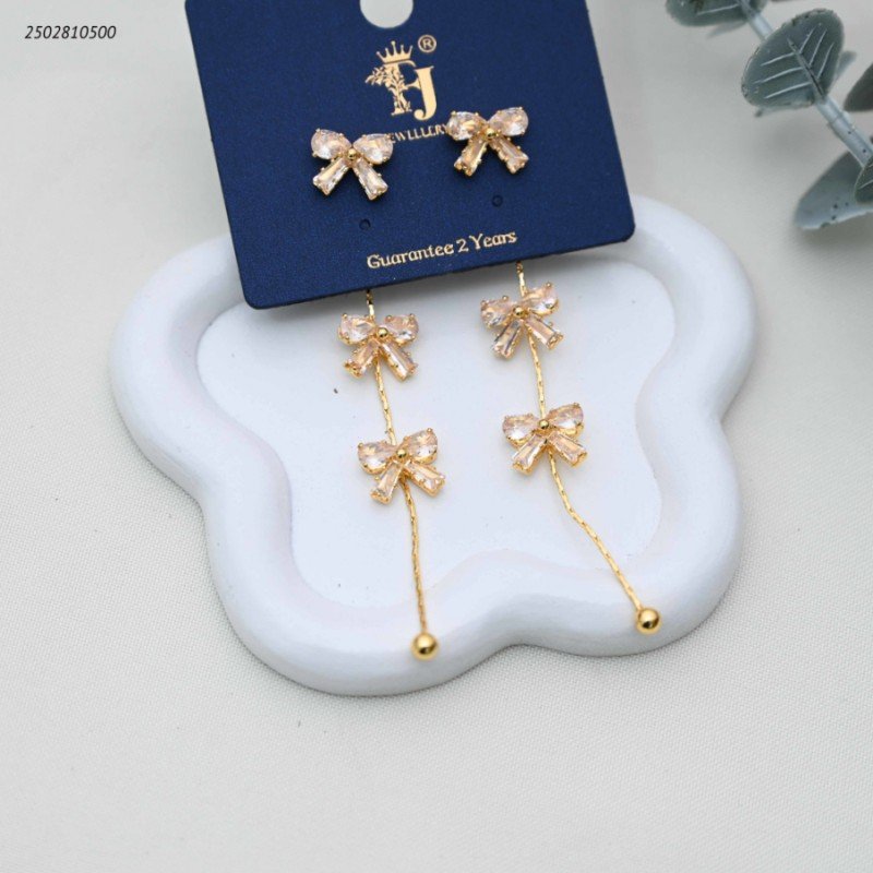 حلق متدلي مزين بثلاثة فيونكات مرصعة لون ذهبي