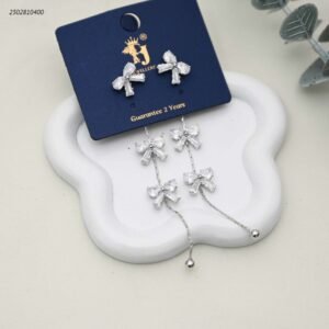 حلق متدلي مزين بثلاثة فيونكات مرصعة لون فضي