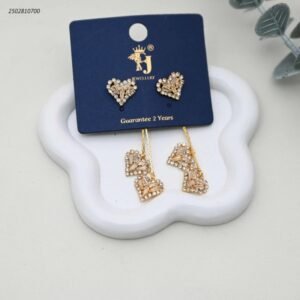 حلق متدلي مزين بثلاثة قلوب مرصعة لون ذهبي