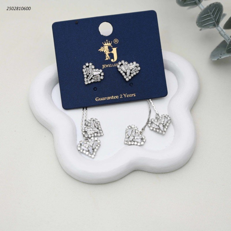 حلق متدلي مزين بثلاثة قلوب مرصعة لون فضي