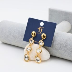 حلق متدلي مع خرزات بيضاء لون ذهبي