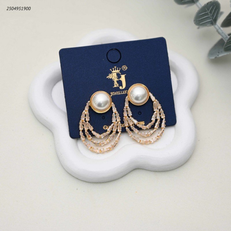 حلق من اللؤلؤ و يتدلى منه أنصاف اقمار على شكل صفوف من الزركون لون ذهبي