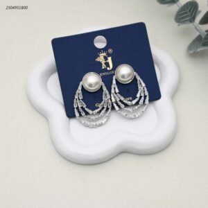 حلق من اللؤلؤ و يتدلى منه أنصاف اقمار على شكل صفوف من الزركون لون فضي