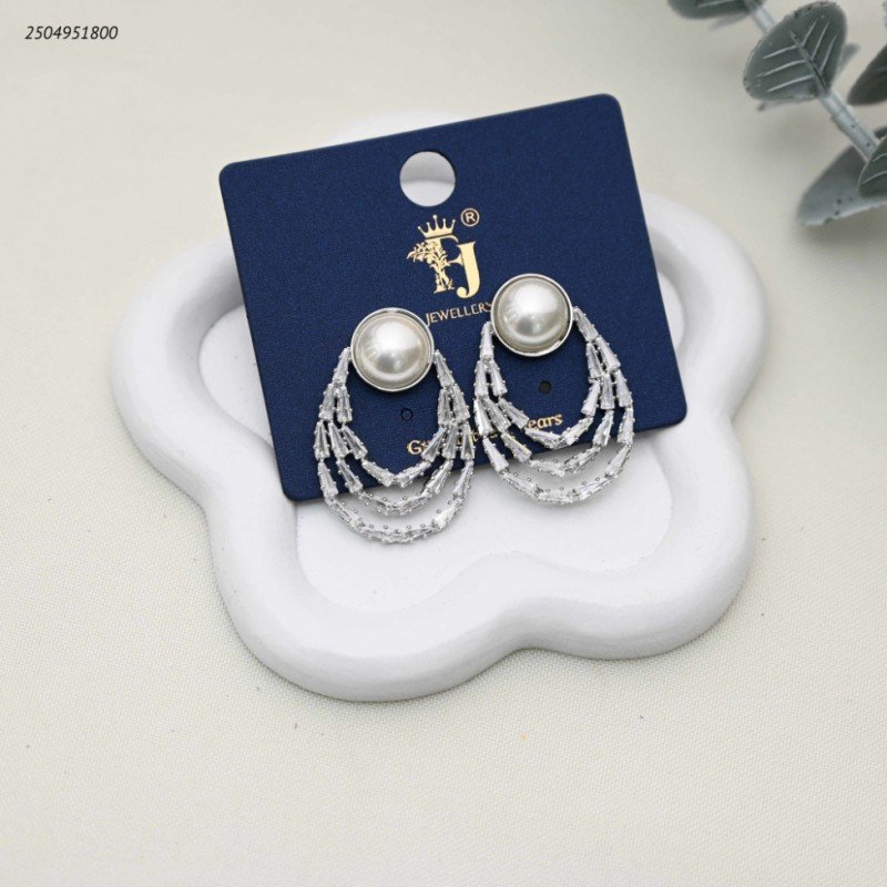 حلق من اللؤلؤ و يتدلى منه أنصاف اقمار على شكل صفوف من الزركون لون فضي