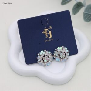 حلق نسائي بتصميم باقة زهور صغيرة مرصعة بالكريستال لون فضي