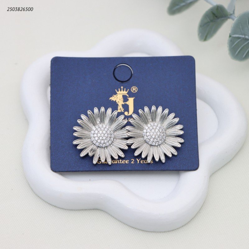 حلق نسائي بتصميم زهرة الأقحوان مرصعة بالزيركون لون فضي