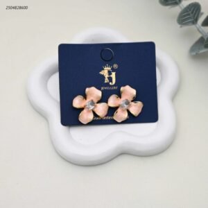 حلق نسائي بتصميم زهرة مطلية بالمينا الوردية ومرصعة بالكريستال لون ذهبي