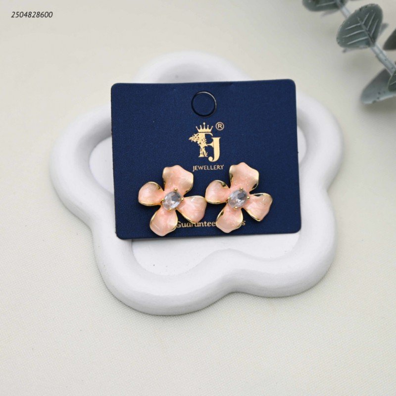 حلق نسائي بتصميم زهرة مطلية بالمينا الوردية ومرصعة بالكريستال لون ذهبي