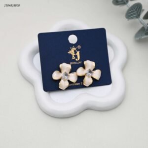 حلق نسائي بتصميم زهرة مطلية بالمينا الوردية ومرصعة بالكريستال لون ذهبي