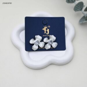 حلق نسائي بتصميم زهرة مطلية بالمينا الوردية ومرصعة بالكريستال لون فضي