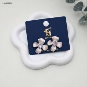 حلق نسائي بتصميم زهرة مطلية بالمينا الوردية ومرصعة بالكريستال لون فضي