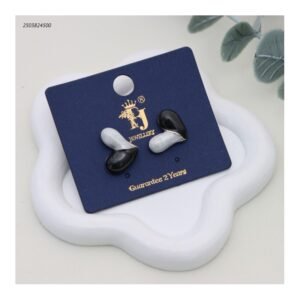 حلق نسائي بتصميم قلب مطلية بالمينا بلونين لون فضي