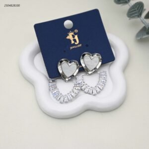 حلق نسائي بتصميم قلبين قلب بلون اللؤلؤ وقلب مرصع بالزيركون لون فضي