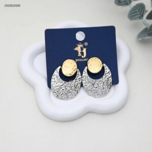 حلق نسائي بيضاوية الشكل بلونين بملمس مطروق لون فضي و ذهبي