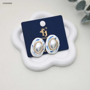 حلق نسائي بيضاوية مطلية بالمينا الزرقاء والبيضاء مع لؤلؤ لون ذهبي