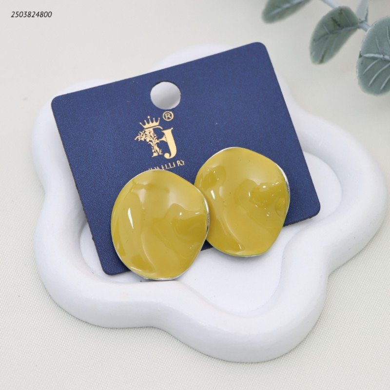 حلق نسائي بيضاوية مطلية بالمينا لون فضي