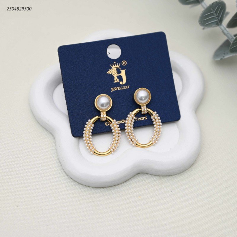 حلق نسائي حلقية بيضاوية سميكة مرصعة باللؤلؤ الصناعي والزيركون لون ذهبي