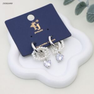 حلق نسائي حلقية مزينة باللؤلؤ ومتدلي بقلب من الكريستال لون فضي