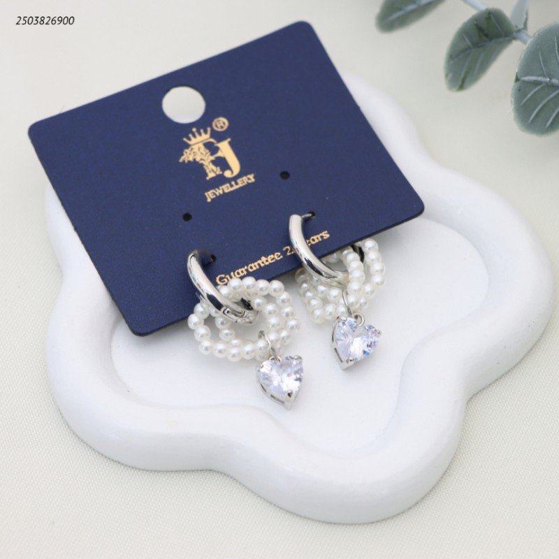 حلق نسائي حلقية مزينة باللؤلؤ ومتدلي بقلب من الكريستال لون فضي