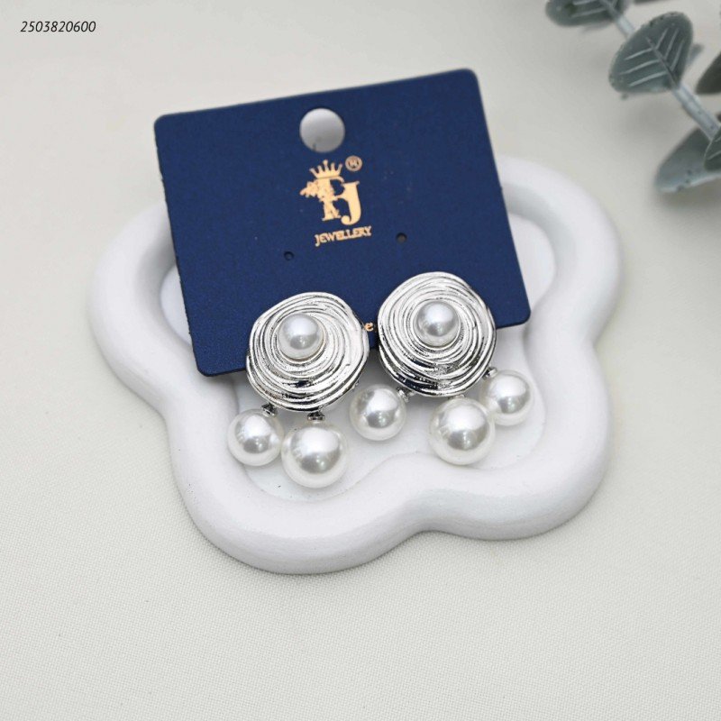 حلق نسائي دائرية مزينة باللؤلؤ لون فضي